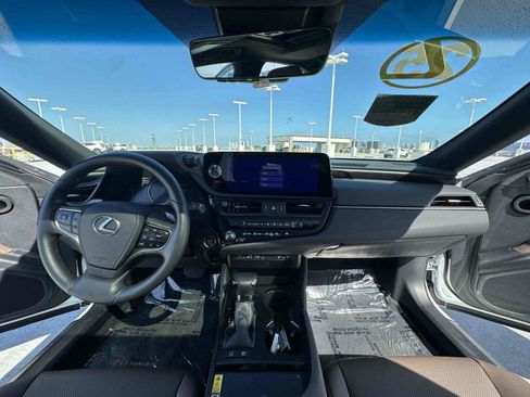 Used 2025 Lexus ES 300h w/ Premium Package image 15