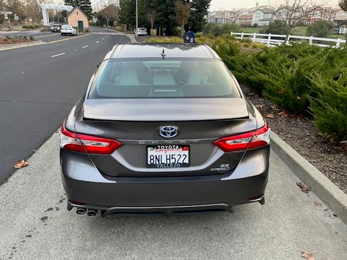 Used 2020 Toyota Camry SE image 4