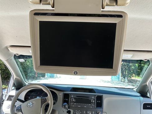 Used 2011 Toyota Sienna LE image 17