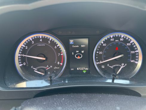 Used 2018 Toyota Highlander XLE AWD/4WD image 12