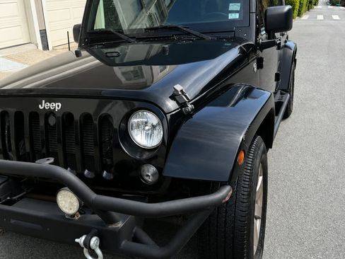 Used 2015 Jeep Wrangler Unlimited Sahara w/ Connectivity Group AWD/4WD image 9