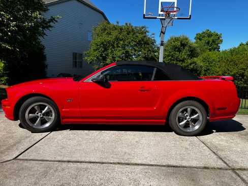 Used 2005 Ford Mustang GT RWD image 2