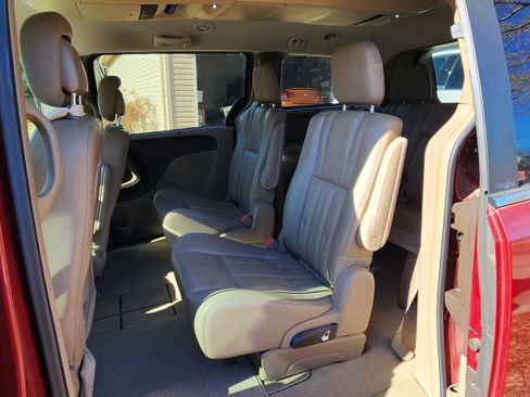 Used 2013 Chrysler Town & Country Touring-L w/ Entertainment Group #2 image 13