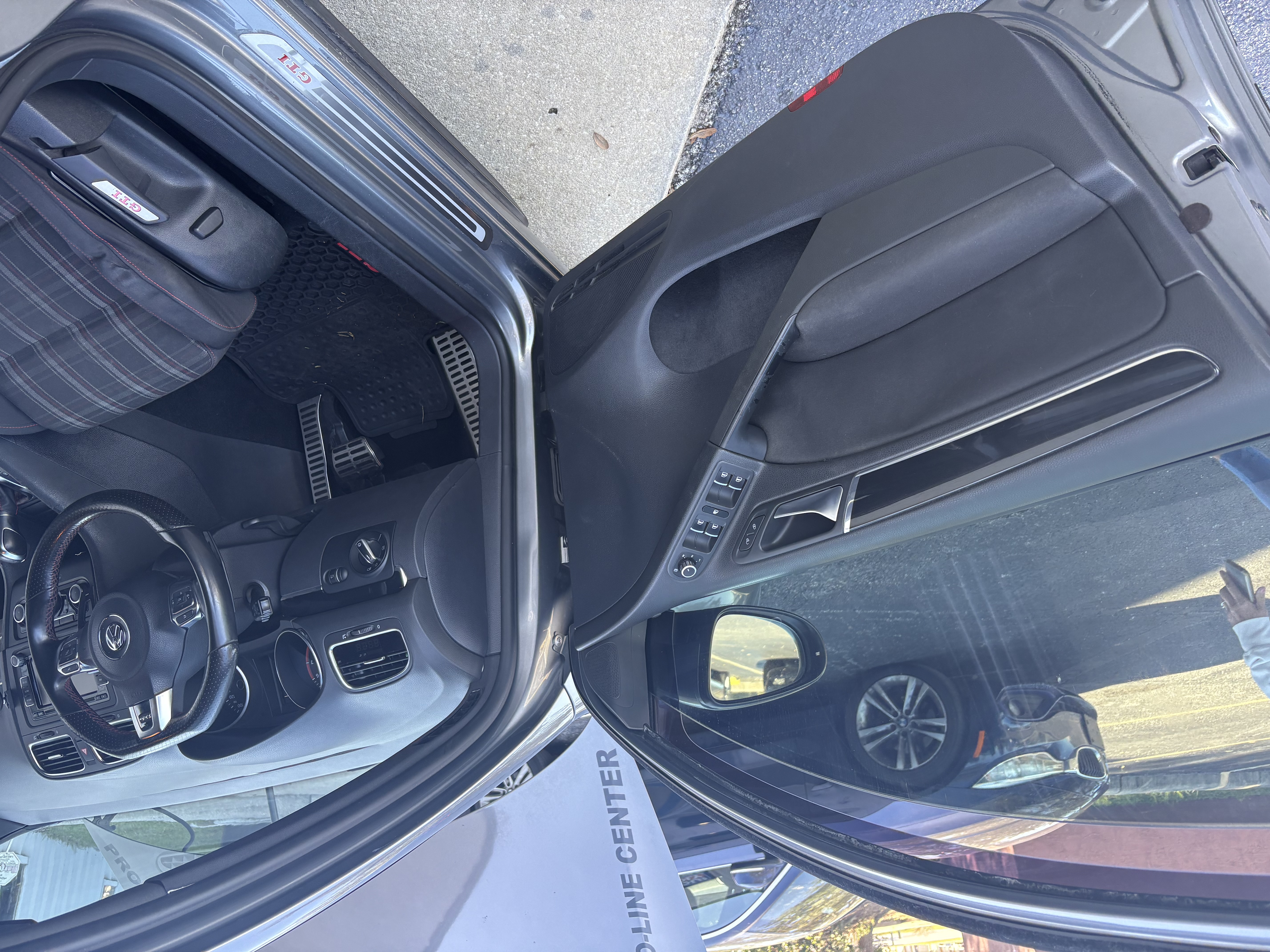 Used 2011 Volkswagen Golf 4-Door FWD image 13