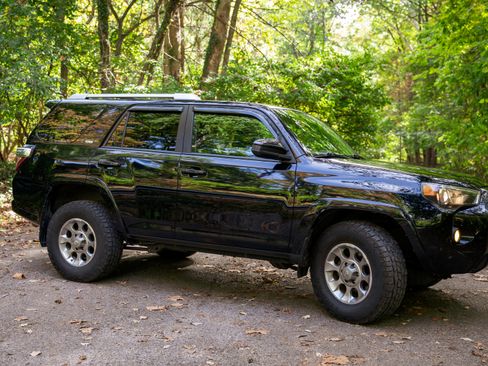 Used 2017 Toyota 4Runner SR5 image 17