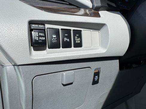 Used 2017 Toyota Sienna XLE image 21