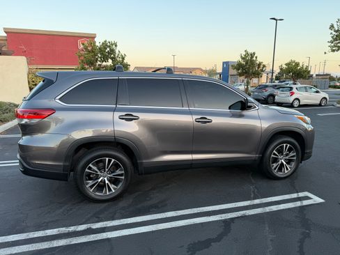 Used 2019 Toyota Highlander LE w/ Carpet Mat Package (TMS) FWD image 2