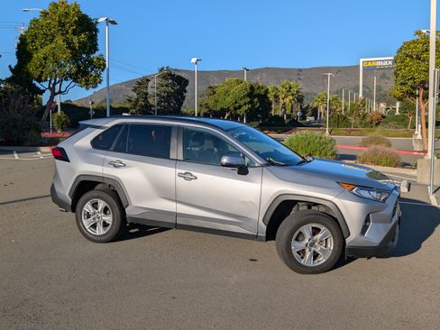 Used 2021 Toyota RAV4 XLE image 4