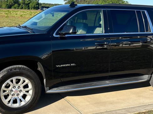 Used 2019 GMC Yukon XL SLT w/ Open Road Package AWD/4WD image 1