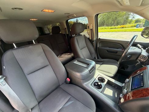 Used 2013 Chevrolet Suburban LS w/ Convenience Package 1 AWD/4WD image 4