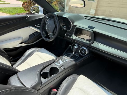 Used 2018 Chevrolet Camaro SS RWD image 9