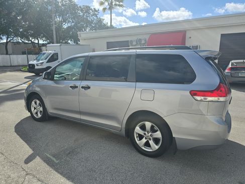 Used 2012 Toyota Sienna Minivan 4D image 4