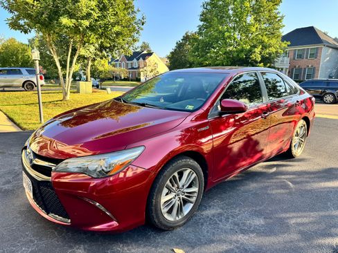 Used 2015 Toyota Camry SE FWD image 2