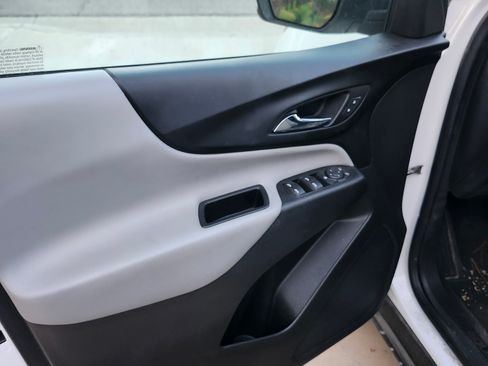 Used 2020 Chevrolet Equinox LS FWD image 1