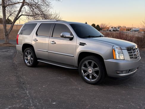 Used 2013 Cadillac Escalade Luxury image 2