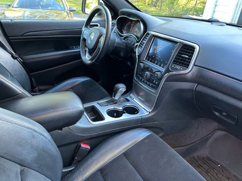 Used 2018 Jeep Grand Cherokee Altitude AWD/4WD image 9