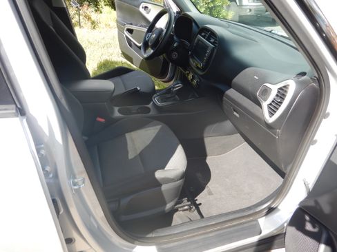 Used 2020 Kia Soul LX image 18
