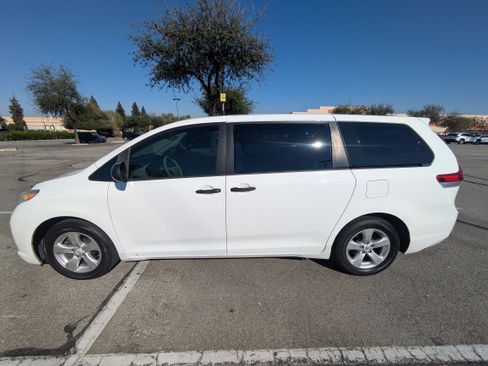 Used 2013 Toyota Sienna L w/ Towing Pkg image 4