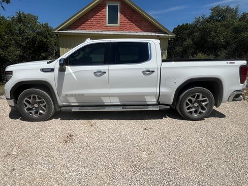 Used 2024 GMC Sierra 1500 SLT image 1