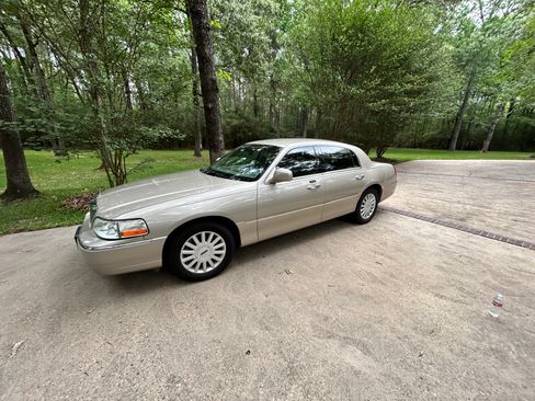 Used 2005 Lincoln Town Car Signature RWD image 14