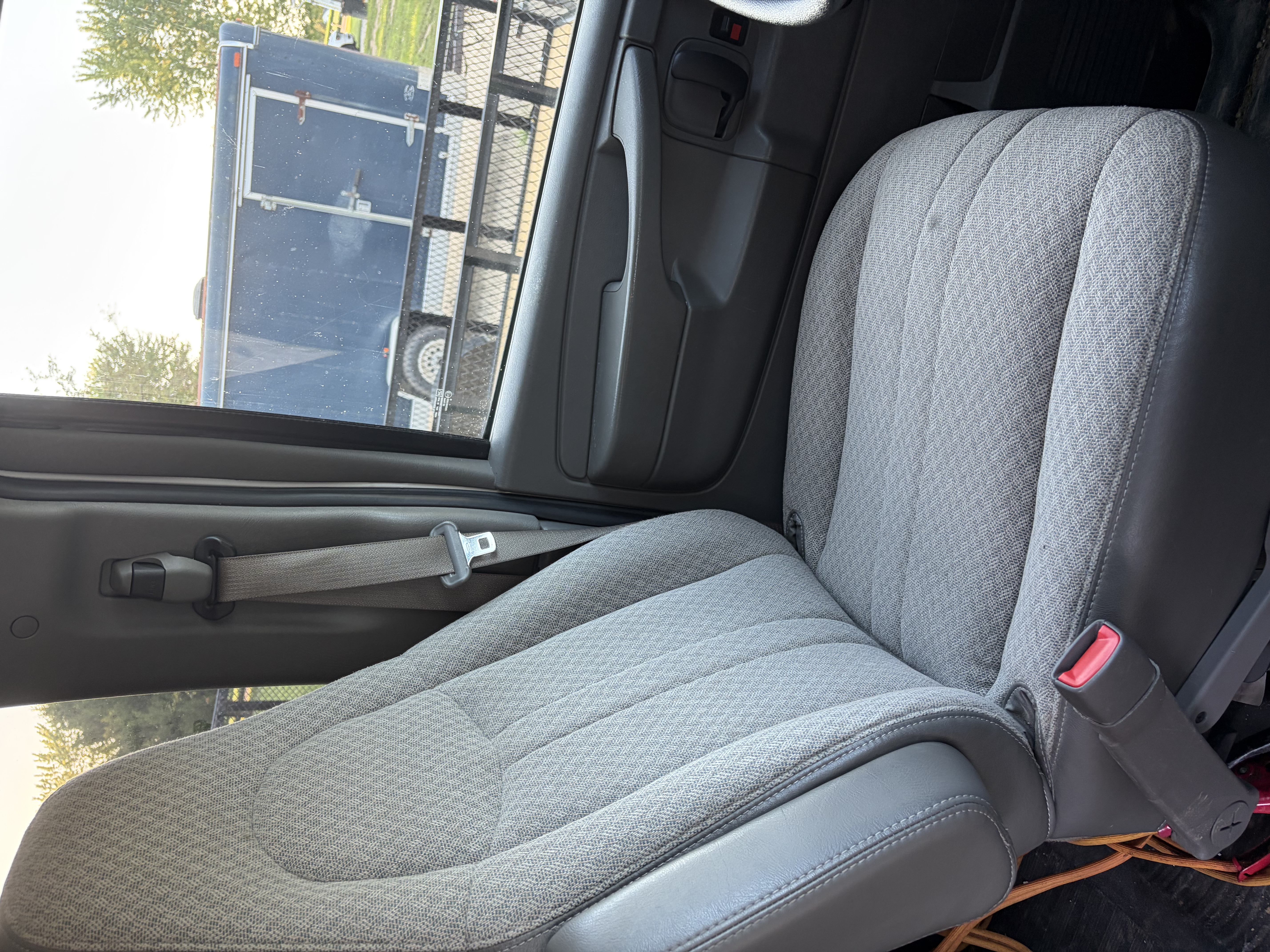 Used 2009 Chevrolet Express 3500 Extended Passenger RWD image 2