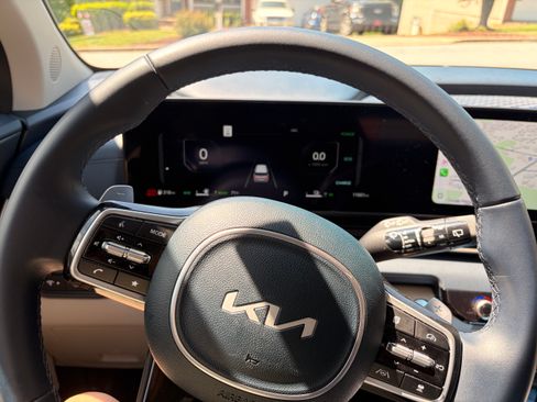 Used 2025 Kia Carnival SX FWD image 8