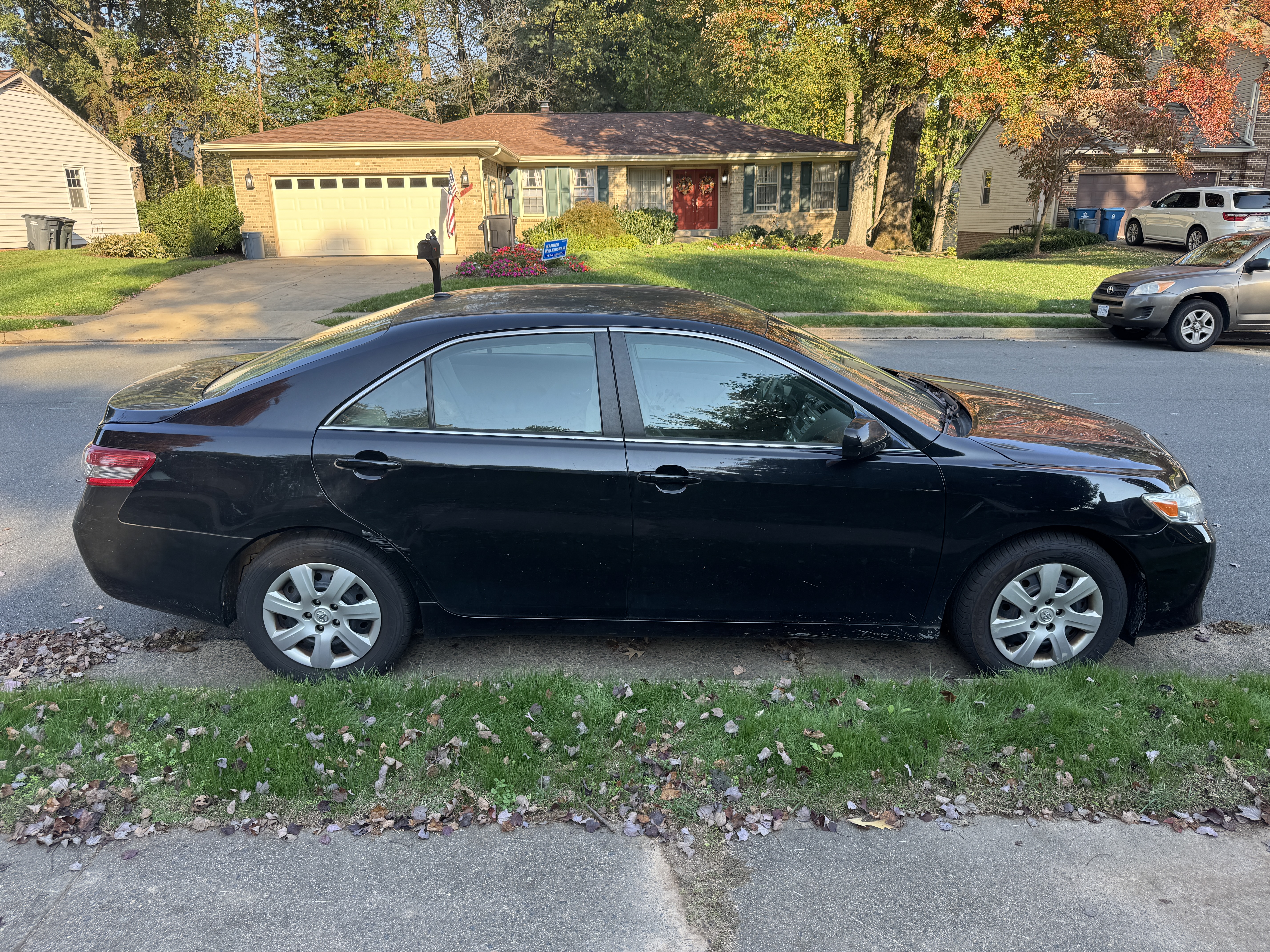 Used 2011 Toyota Camry LE FWD image 1