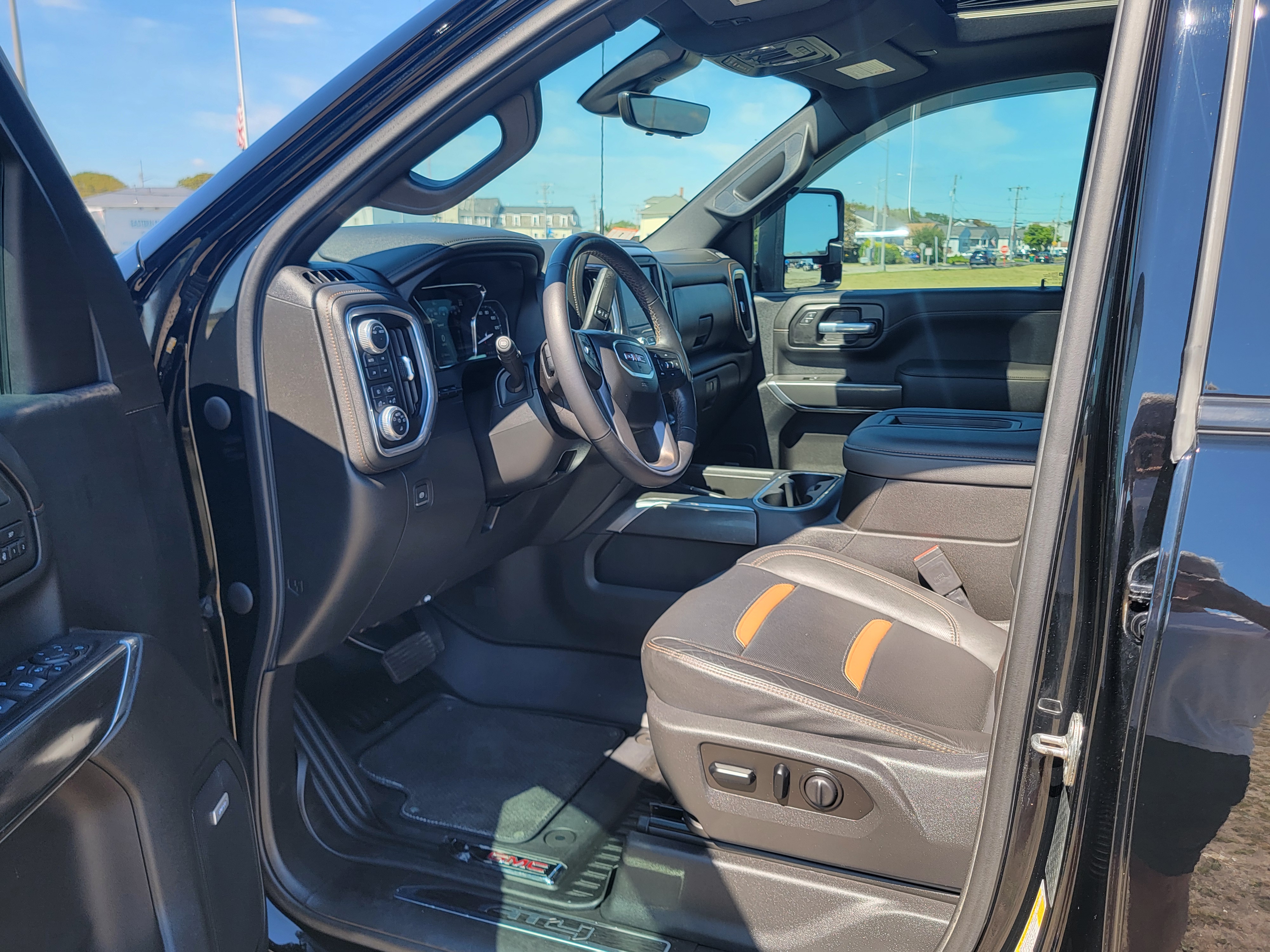 Used 2021 GMC Sierra 2500 AT4 w/ AT4 Preferred Package AWD/4WD image 8
