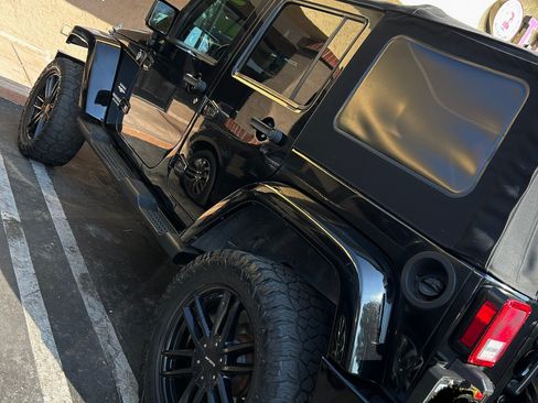 Used 2012 Jeep Wrangler Unlimited Sahara image 9