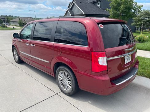 Used 2016 Chrysler Town & Country Touring-L FWD image 2