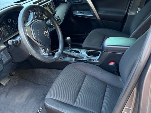 Used 2018 Toyota RAV4 LE FWD image 13