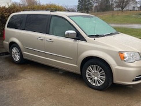 Used 2013 Chrysler Town & Country Limited w/ Luxury Group image 9