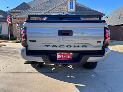 Used 2018 Toyota Tacoma TRD Off-Road image 8