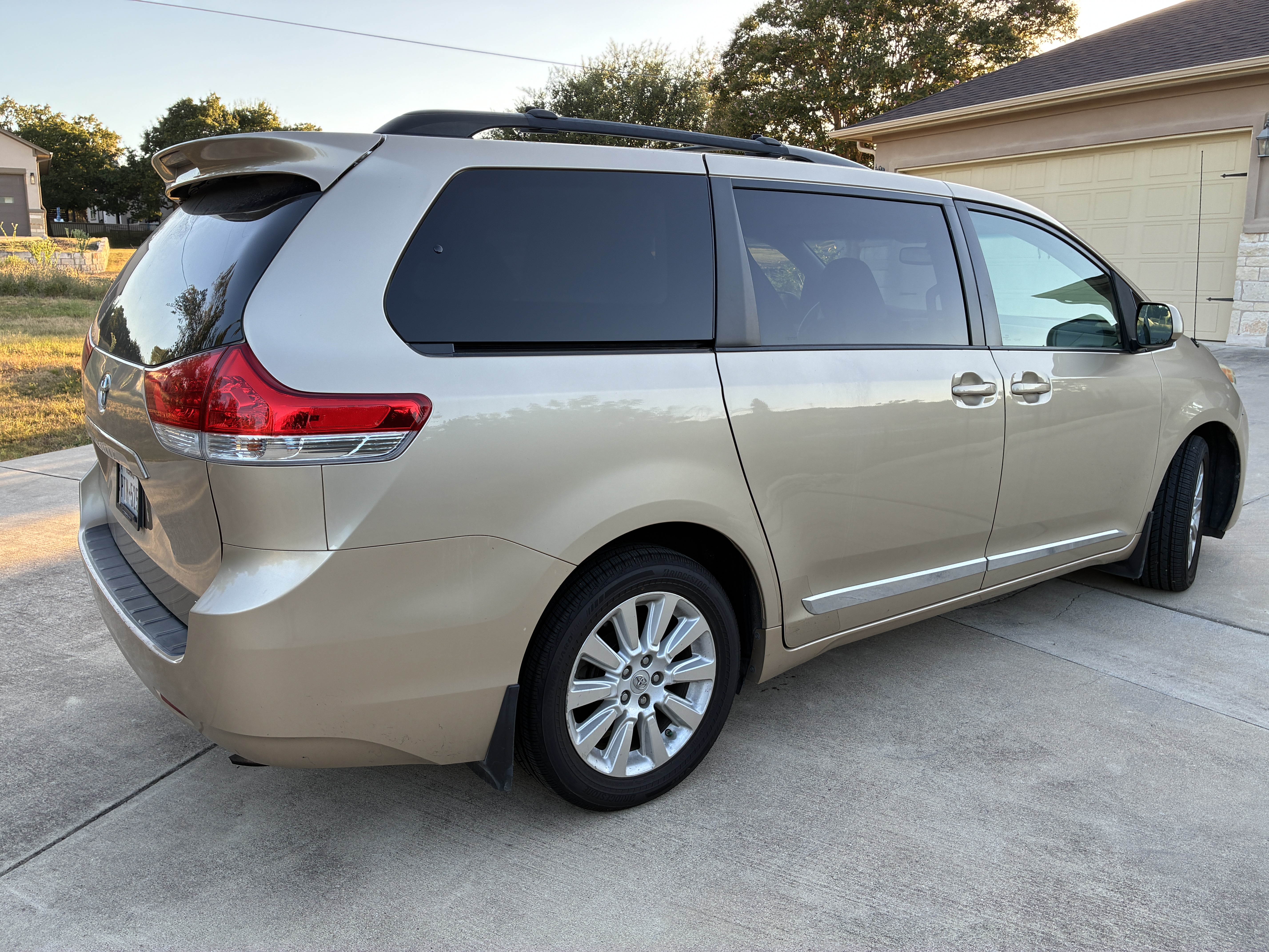 Used 2011 Toyota Sienna LE w/ Towing Pkg AWD/4WD image 5