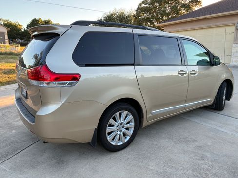Used 2011 Toyota Sienna LE w/ Towing Pkg AWD/4WD image 5