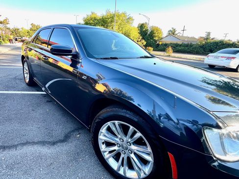 Used 2018 Chrysler 300 Touring w/ Driver Convenience Group image 2