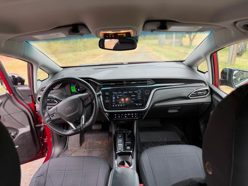 Used 2023 Chevrolet Bolt LT w/ Infotainment Package FWD image 6