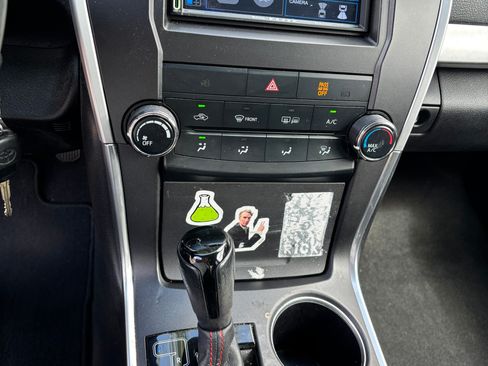 Used 2015 Toyota Camry SE FWD image 12