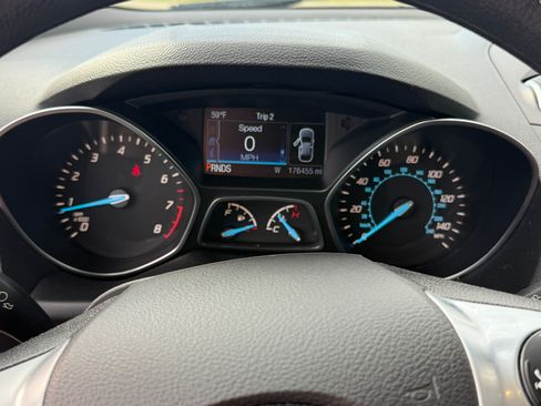 Used 2016 Ford Escape SE image 2