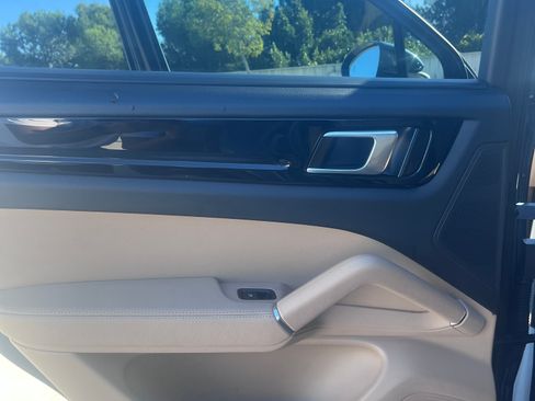 Used 2019 Porsche Cayenne Sport Utility 4D image 20