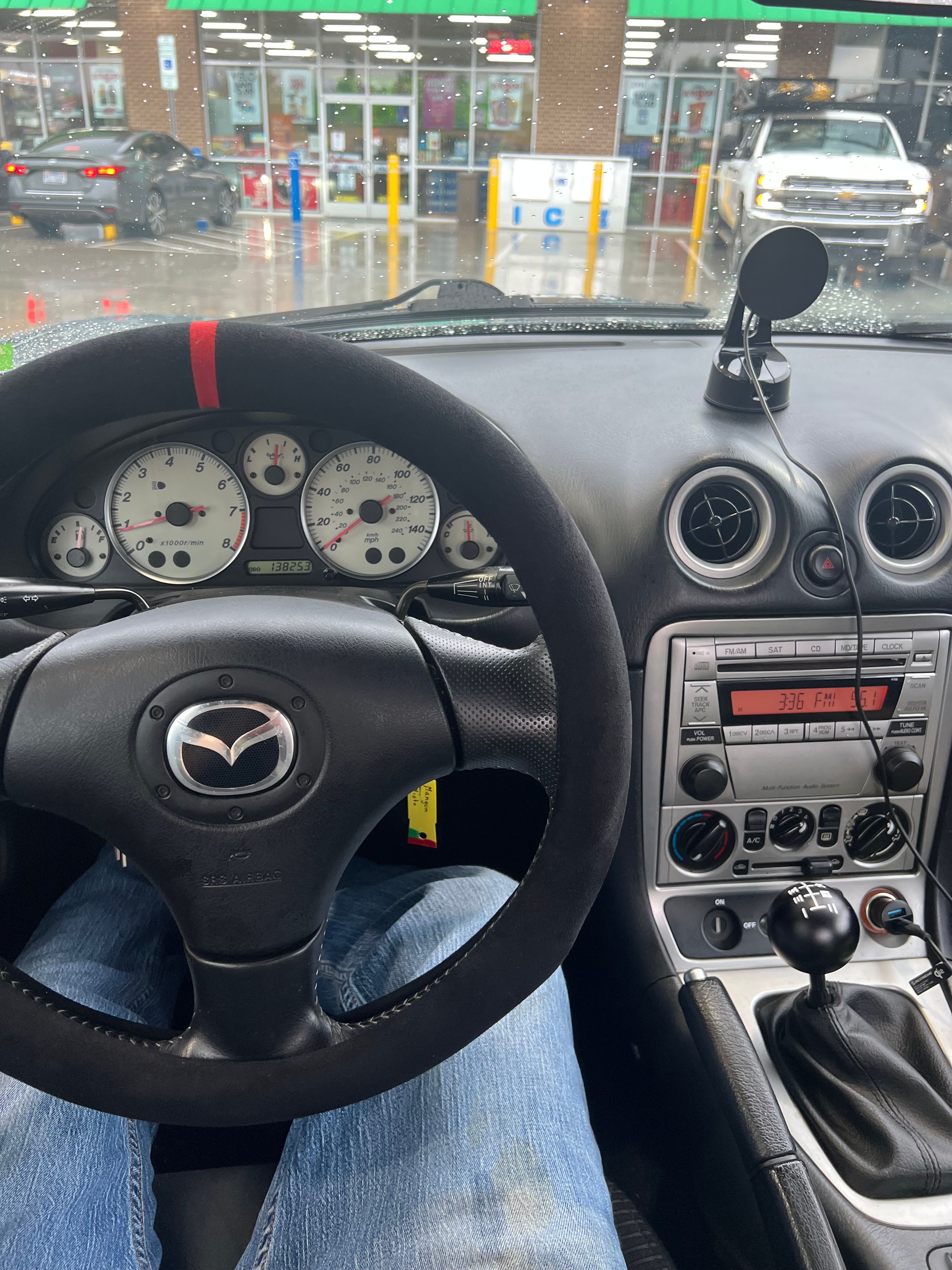 Used 2005 MAZDA MX-5 Miata RWD image 1