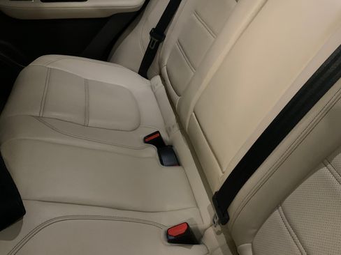 Used 2019 Jaguar F-PACE Prestige image 9