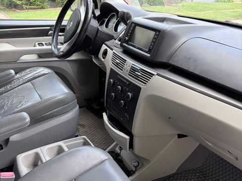 Used 2010 Volkswagen Routan SE FWD image 5