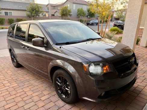 Used 2019 Dodge Grand Caravan SXT w/ Blacktop Package FWD image 4