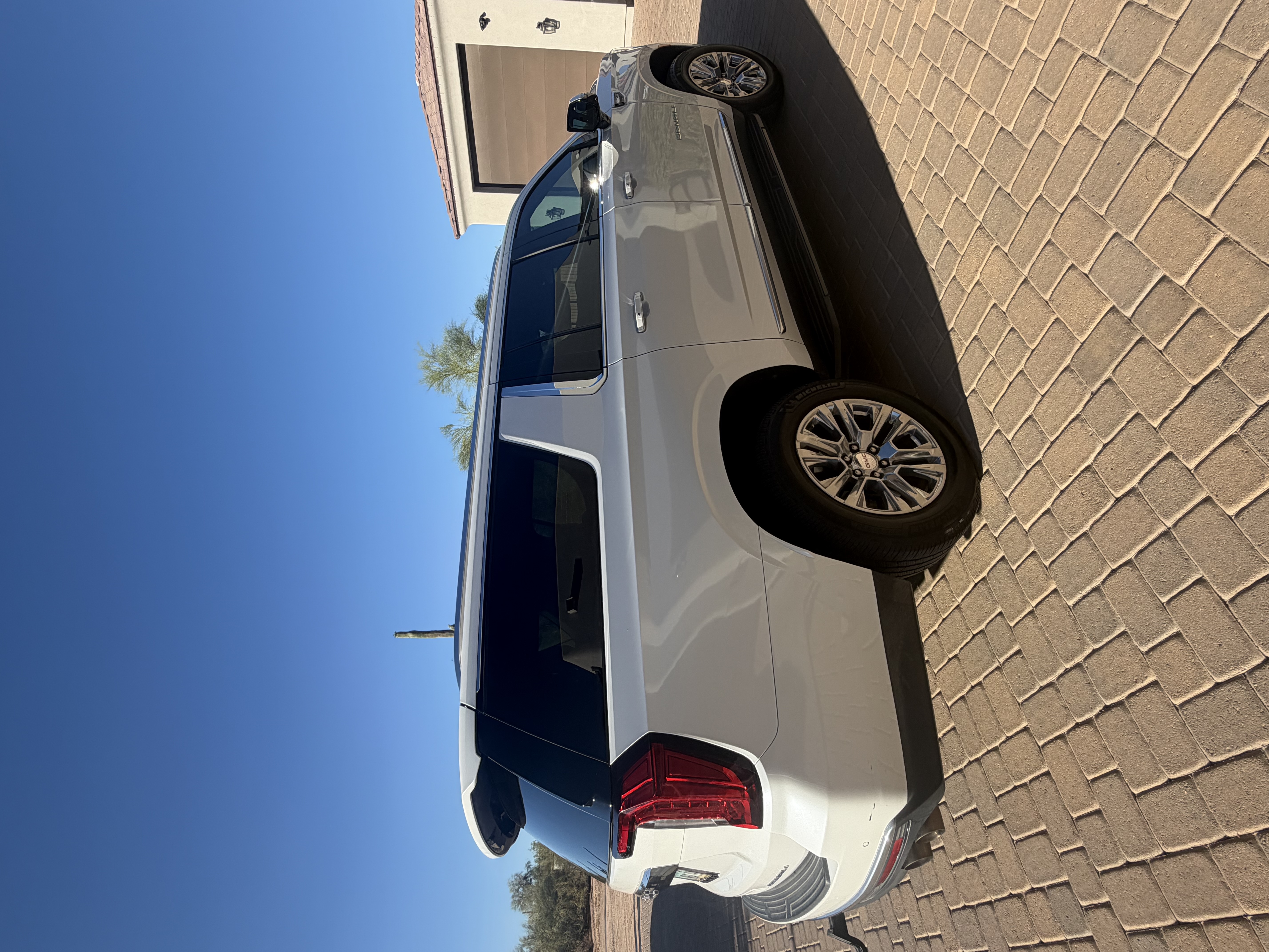 Used 2023 GMC Yukon XL Denali AWD/4WD image 10
