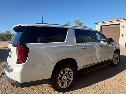 Used 2023 GMC Yukon XL Denali AWD/4WD image 10