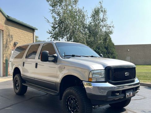 Used 2004 Ford Excursion XLT image 2