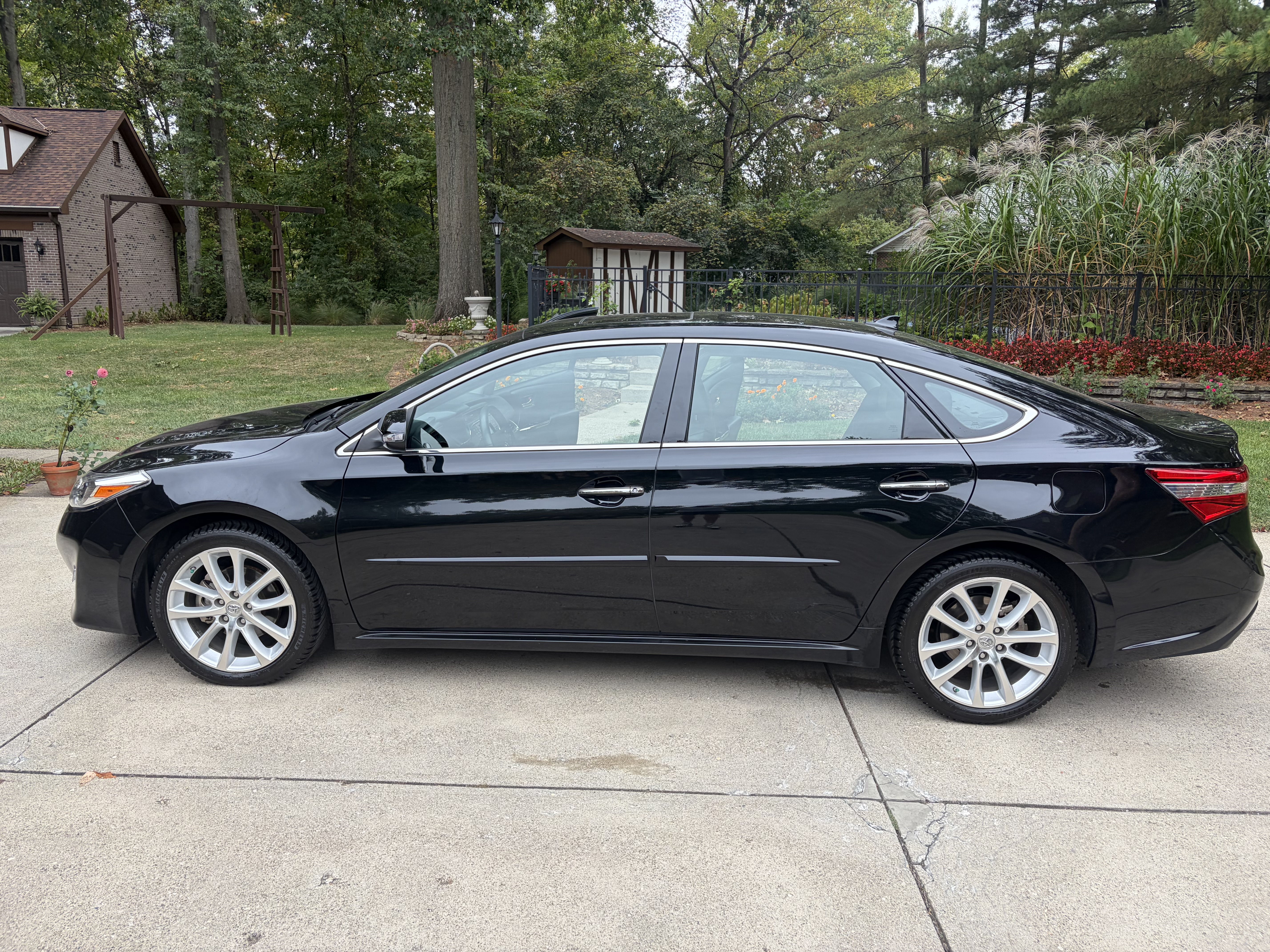 Used 2015 Toyota Avalon Limited w/ Technology Package FWD image 11
