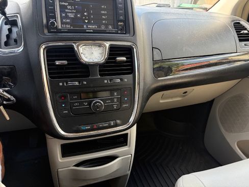 Used 2013 Chrysler Town & Country Touring image 10