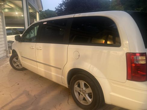 Used 2010 Dodge Grand Caravan SXT image 5